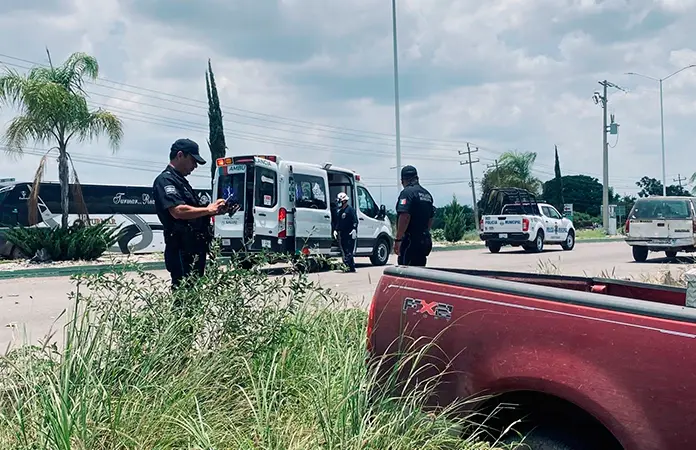 Impactan vehículos; tres lesionados