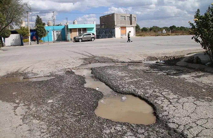 Lluvias dejan al descubierto baches en calles y avenidas