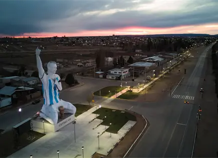 Messi suma homenajes en Argentina: la estatua colosal y el mural con el nombre de sus admiradores