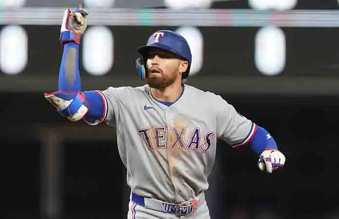 Osuna se viste de héroe con los Rangers