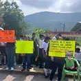 Protestan padres por la falta de aulas en escuela primaria Protestan padres por la falta de aulas en escuela primaria