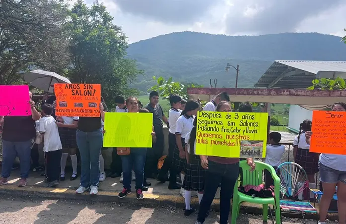 Protestan padres por la falta de aulas en escuela primaria