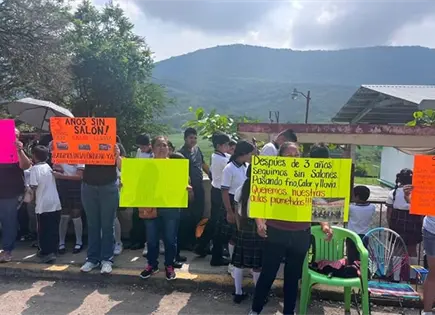 Protestan padres por la falta de aulas en escuela primaria Protestan padres por la falta de aulas en escuela primaria