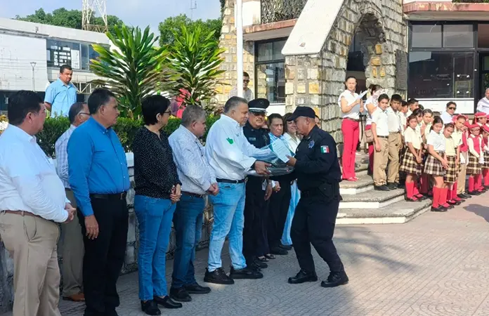 Reconocen trayectoria de policías