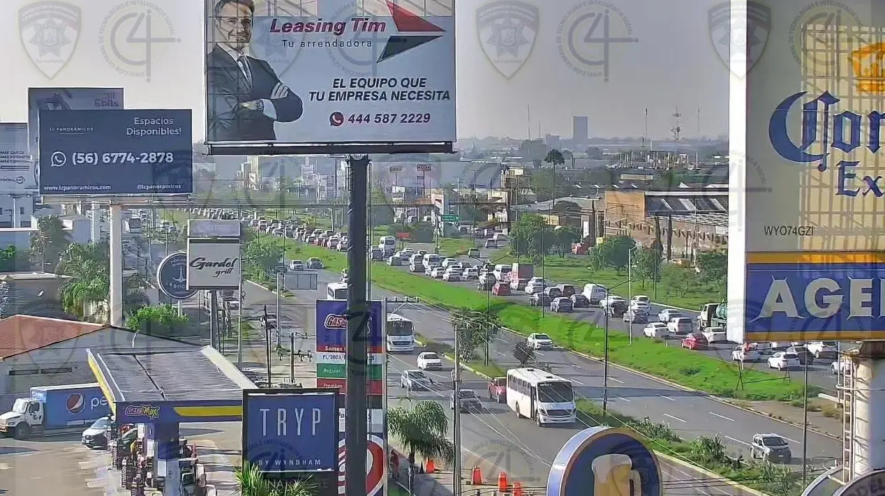 Tráfico intenso en carretera 57 y Salvador Nava este martes