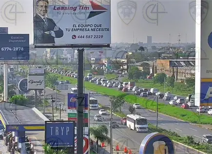Tr&aacute;fico intenso en la carretera 57 y Salvador Nava durante la ma&ntilde;ana