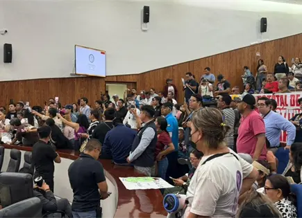 Videos | Manifestantes toman Congreso por Ley Serrano; suspenden sesi&oacute;n