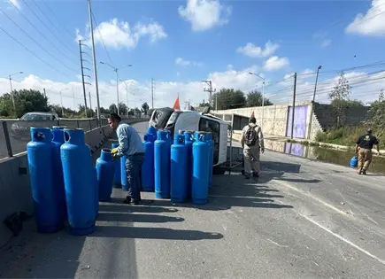 Vuelca camioneta con cilindros de gas LP en Circuito Potosí Vuelca camioneta con cilindros de gas LP en Circuito Potosí