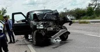 Choque entre camionetas deja lesionados
