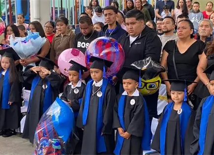 Graduaciones golpean a la econom&iacute;a familiar