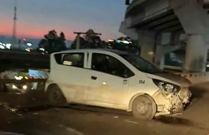 Impacta carro contra contención en el Distribuidor