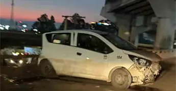 Impacta carro contra contenci&oacute;n en el Distribuidor