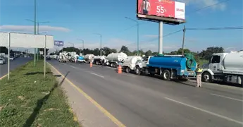 Transportistas complican circulaci&oacute;n en la SLP-Matehuala