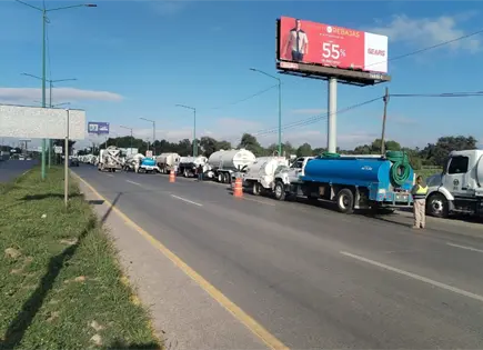 Transportistas complican circulaci&oacute;n en la SLP-Matehuala
