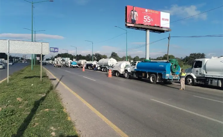 Transportistas complican circulaci&oacute;n en la SLP-Matehuala