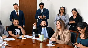 Serrano acusa motivaci&oacute;n pol&iacute;tica tras protesta en Congreso