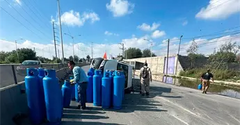 Vuelca camioneta gasera en Perif&eacute;rico Oriente