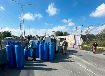 Vuelca camioneta gasera en Perif&eacute;rico Oriente