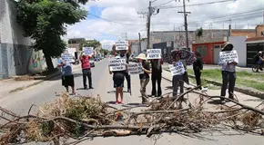 Bloquean avenida Constituci&oacute;n por colapso de drenaje