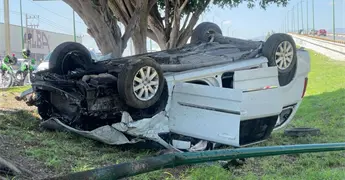 Dos lesionadas en choque y volcadura en v&iacute;a a Matehuala