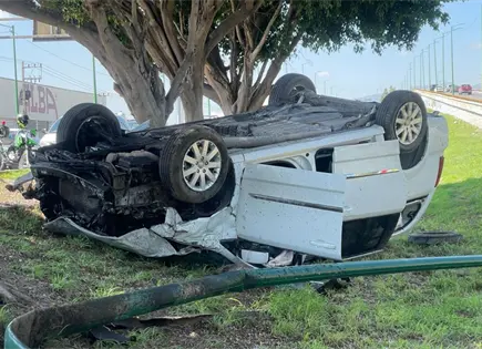 Dos lesionadas en choque y volcadura en v&iacute;a a Matehuala