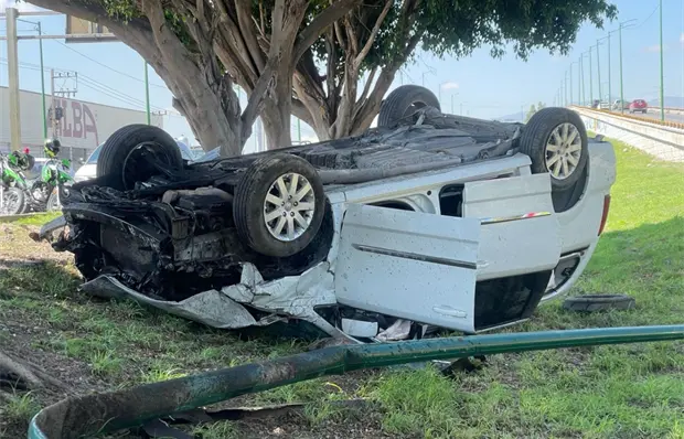 Dos lesionadas en choque y volcadura en v&iacute;a a Matehuala