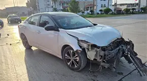 Empleado de gasera choca y abandona camioneta