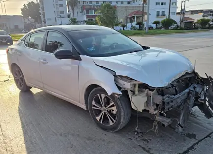 Empleado de gasera choca y abandona camioneta