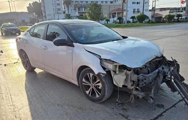 Empleado de gasera choca y abandona camioneta