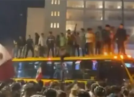 Video | Entre espuma, camiones y carritos, as&iacute; fue el festejo del Tri