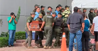 Homenajean a polic&iacute;a vallense ca&iacute;do en emboscada
