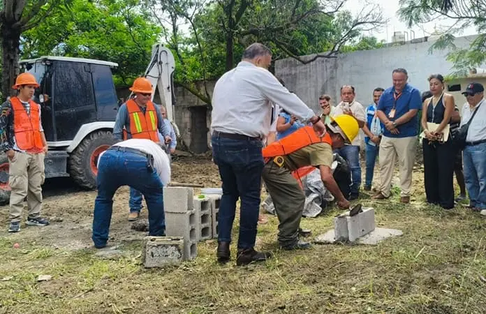 Inaugura Alcalde obra de tienda y bloquean calle