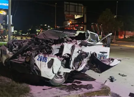 Patrulla choca contra cami&oacute;n torton; dos polic&iacute;as heridos