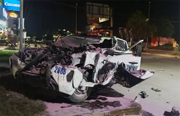 Patrulla choca contra cami&oacute;n; hay dos polic&iacute;as heridos