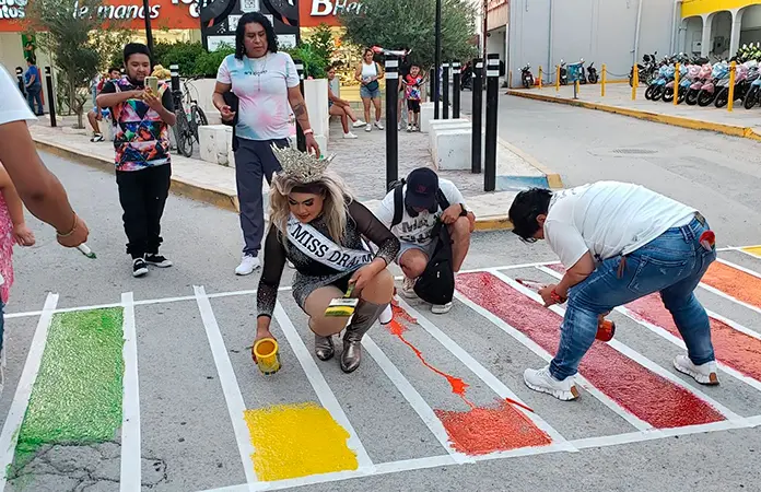 Pintan el paso peatonal del arcoíris en la Morelos