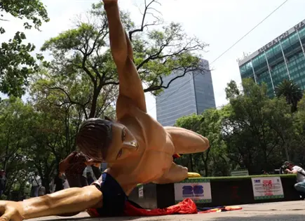 Reinstalan figuras gigantes de futbolistas en Chapultepec