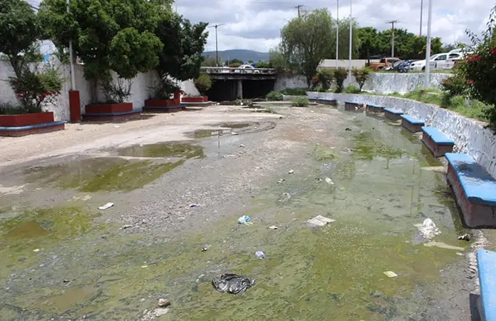 Se acumulan aguas negras cerca de la UAM
