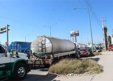 Transportistas bloquean v&iacute;as; piden seguridad