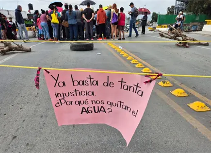 Bloquean avenida San Lorenzo por falta de agua