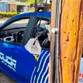 Municipales recargan patrulla con "diablito"