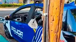 Municipales recargan patrulla con "diablito"