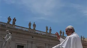Papa Le&oacute;n XIV pide apoyo a cardenales y condena la guerra