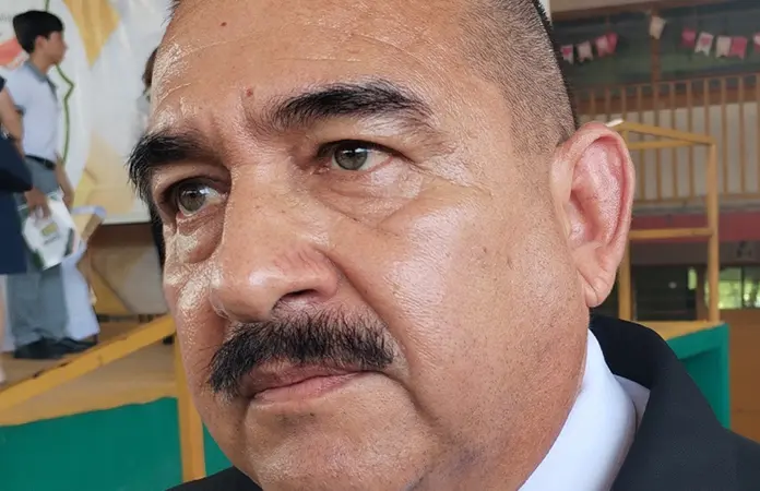 Regalan celular a joven, luego le piden fotos