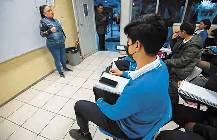 Regulan uso del celular en las escuelas