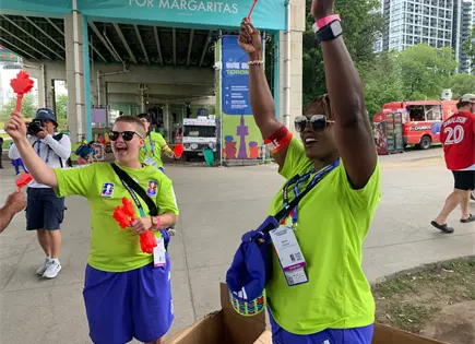 Un aplaudidor canadiense con forma de hoja de arce causa furor del Mundial en Toronto