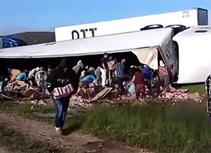 Vuelca tr&aacute;iler con refrescos en la 57 y desata rapi&ntilde;a (video)