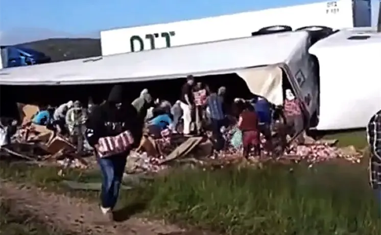 Vuelca tr&aacute;iler con refrescos en la 57 y desata rapi&ntilde;a (video)