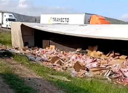 Video | Vuelca tr&aacute;iler con refrescos en la 57; reportan rapi&ntilde;a