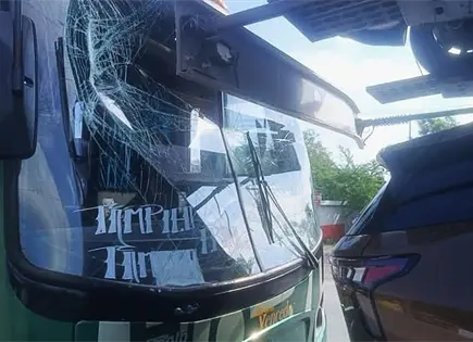 Autob&uacute;s se estrella contra nodriza en la Valles-Tampico
