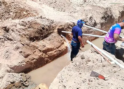 Maquinaria provoca fuga de agua